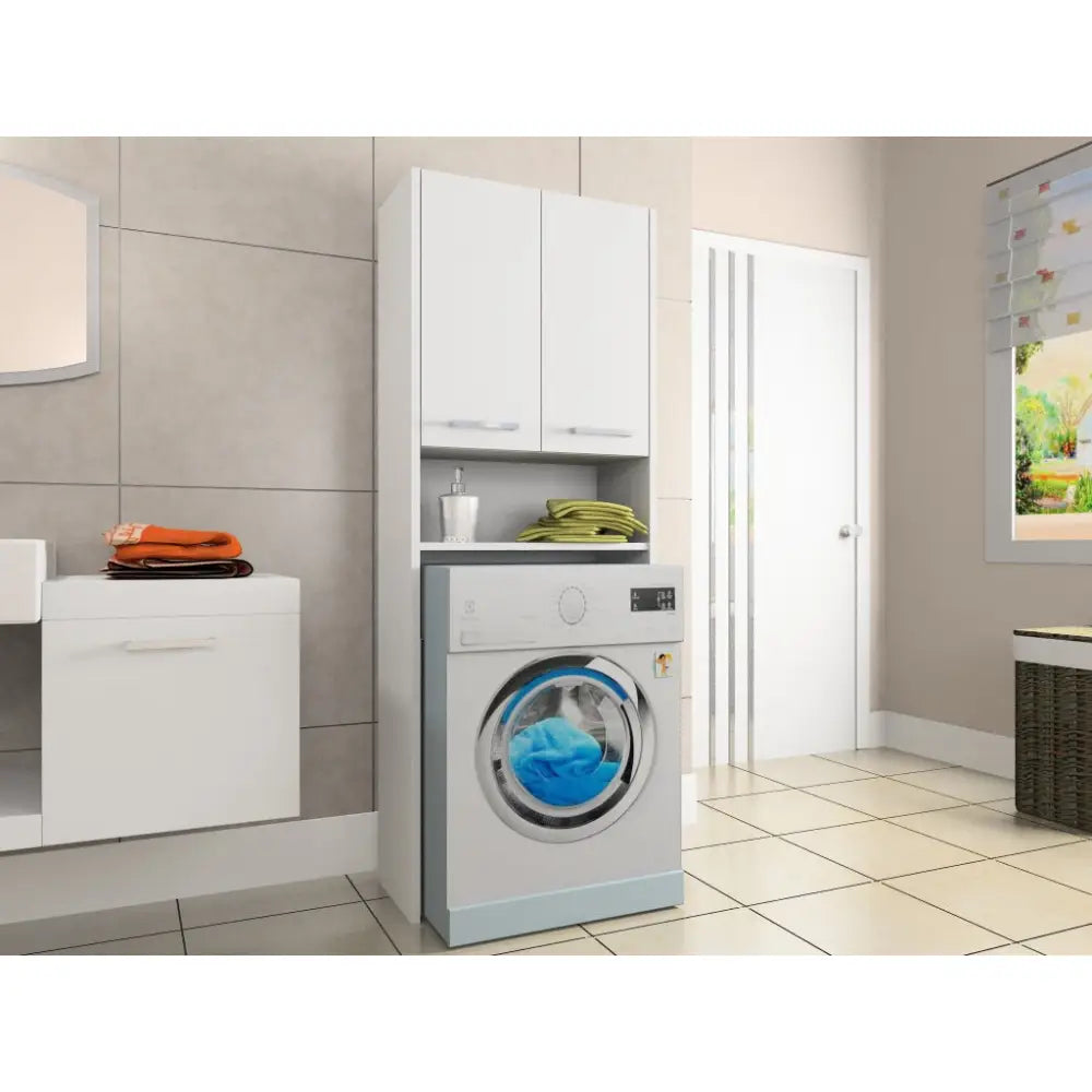 Skap LUNA 64 cm, hvit søyle over vaskemaskin med doble skapdører, grønne håndklær og såpe på hyllen.