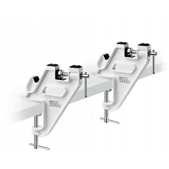 Ski Man Rask 2-punkts skrustikke, to hvite metallklemmer med synlige skruer og logo festet til bordkant.