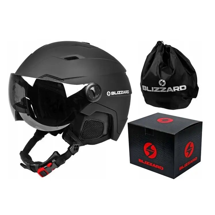 Skihjelm Blizzard med matt svart finish, mørkt visir, justerbar hakereim, ørebeskyttere og tilbehør.