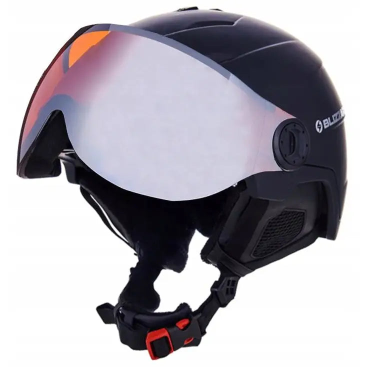 Svart skihjelm med dobbelt speilglassvisir, synlig ventilasjon og rød spenne, skrå sidevisning.