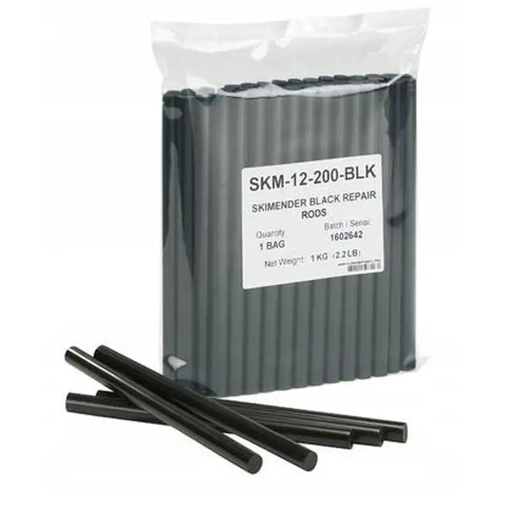 Skimender Kofiks tønneler 11,5 mm, svarte sylinderstaver i pose med hvit etikett og løse staver foran.