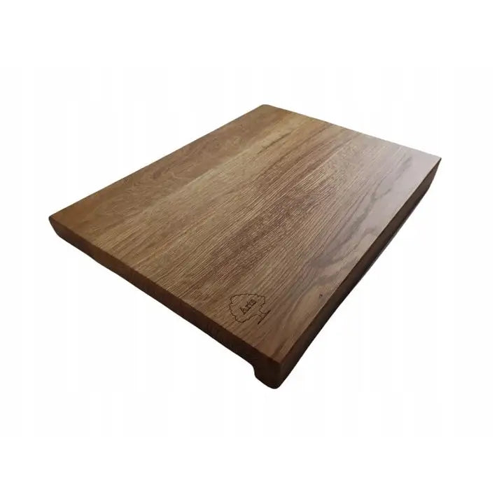 Skjærebrett i lyst eiketre, skrå vinkel som fremhever trestruktur og innbrent detalj i hjørnet.