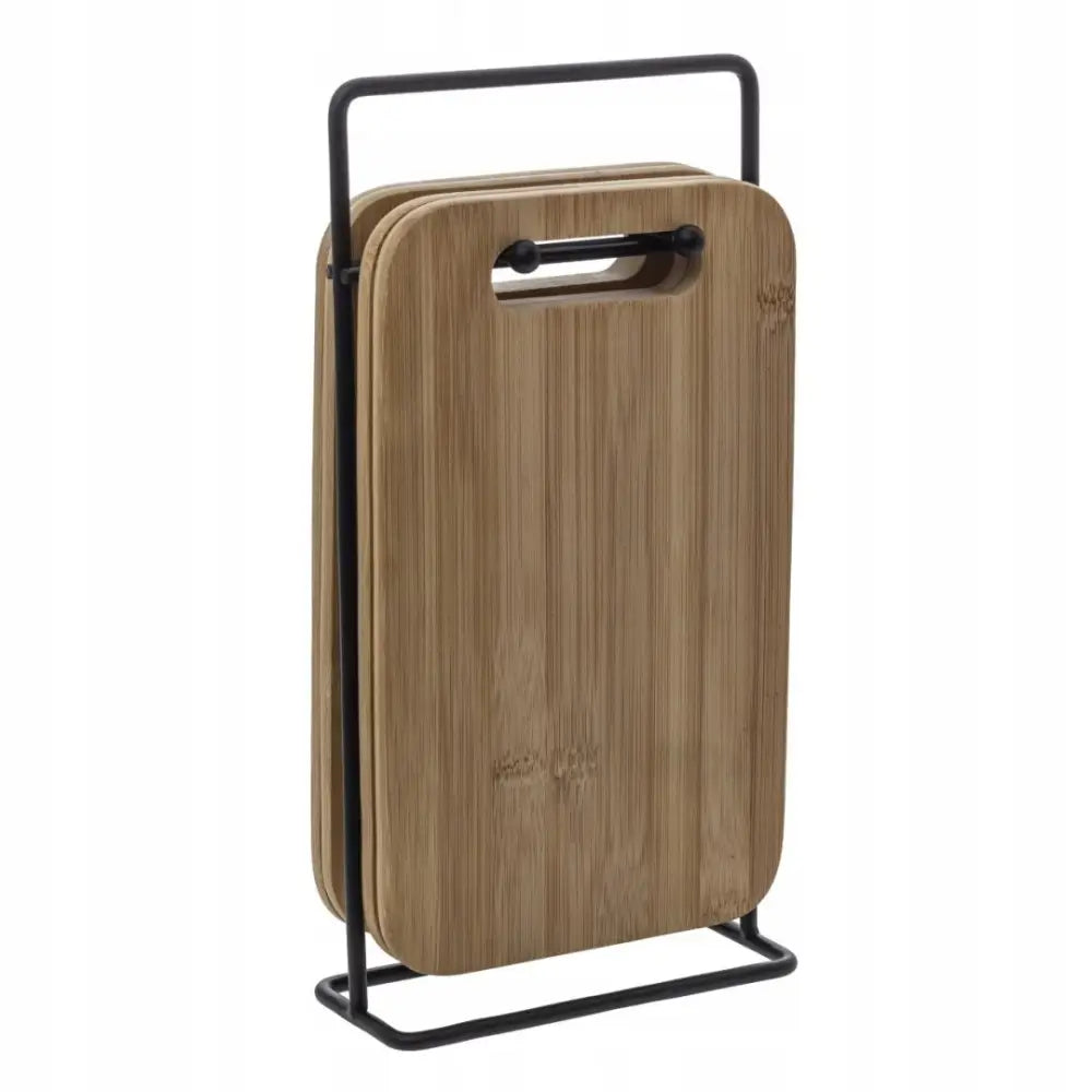 Skjærebrettsett i bambus med tre fjøler og sort metallstativ, håndtak synlig på hver fjøl.