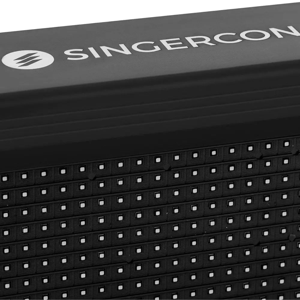 Svart LED-skjermvisningsplakat 96 x 16, nærbilde som viser rutenett av fargerike lys og hvit logo øverst.