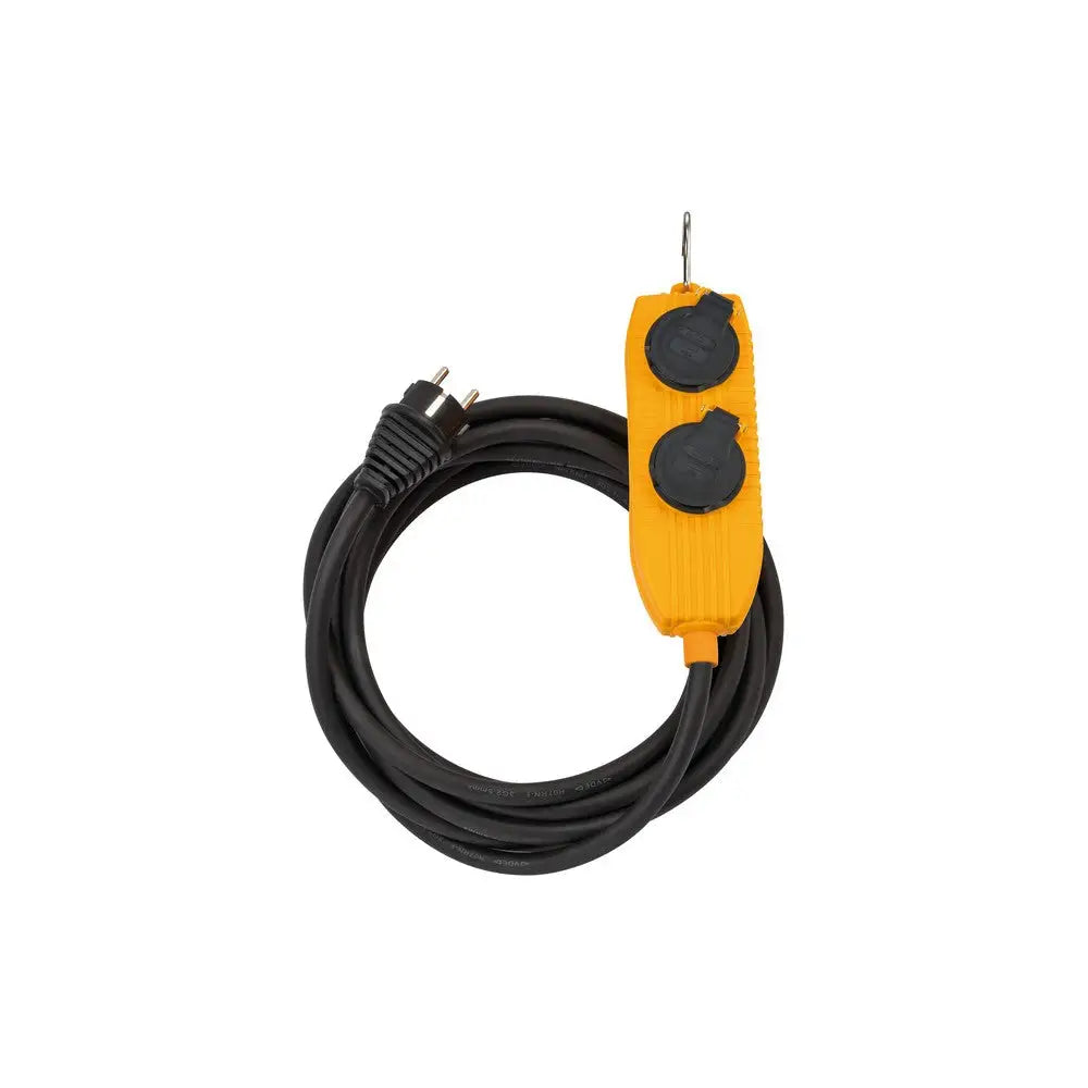 Skjøteledning Powerblock IP54, sort kabel med gul forgrener og to stikkontakter med lokk, sett ovenfra.