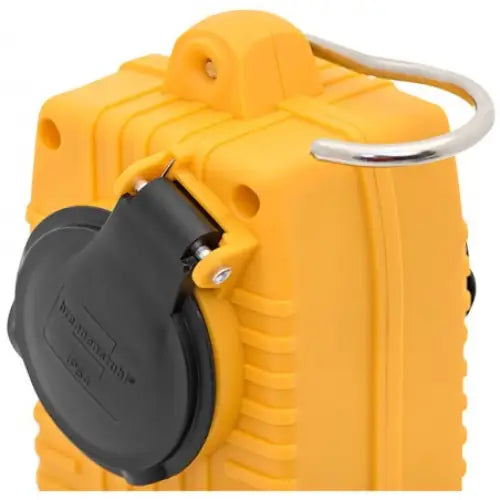 Skjøteledning Powerblock med gult plastdeksel, sort lokk og metallbøyle, detaljert skråvisning av lås.