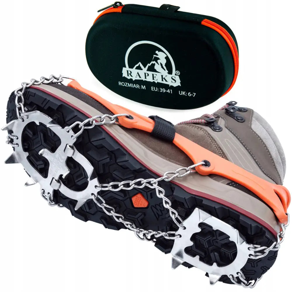 Sko kjettinger med pigger fra Rapeks Icetrak, montert på tursko med oransje gummi og synlig bæreveske.