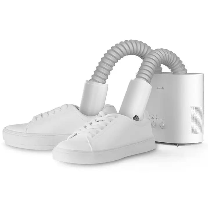 Sko-tørker Deerma DEM-HX10W i hvitt, med to fleksible slanger plassert i hvite sko, skrå vinkel.