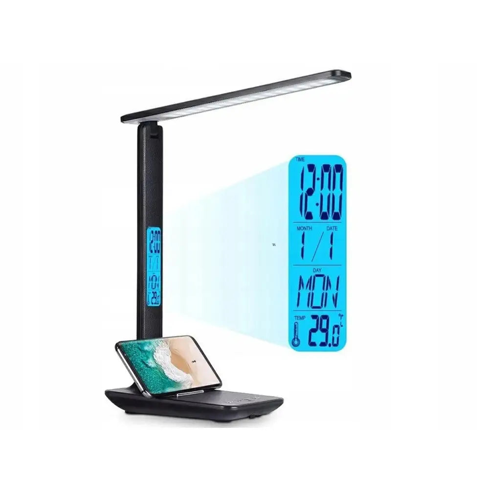 Skole skrivebordslampe i sort med digital klokke, temperaturvisning og trådløs mobillader på basen.