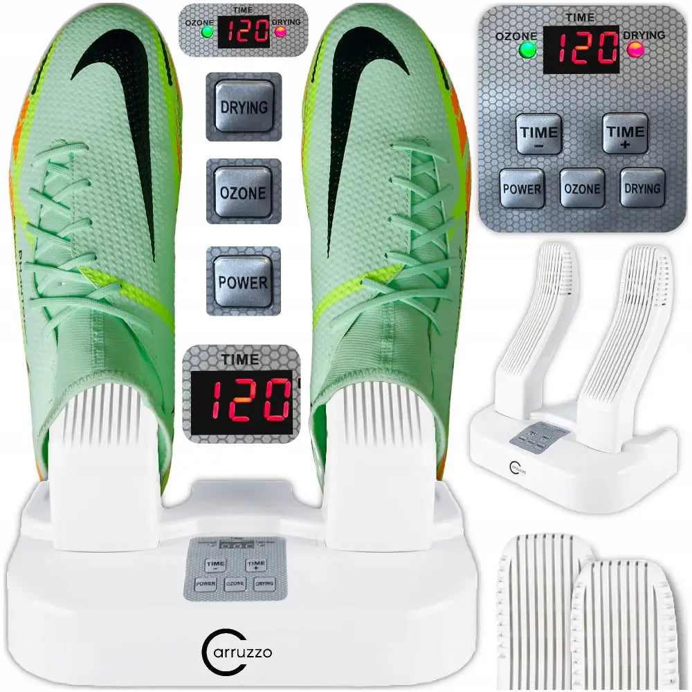 Skotørker med ozonfunksjon, hvitt elektrisk stativ med display og uttakbare tørkearmer som tørker grønne fotballsko.