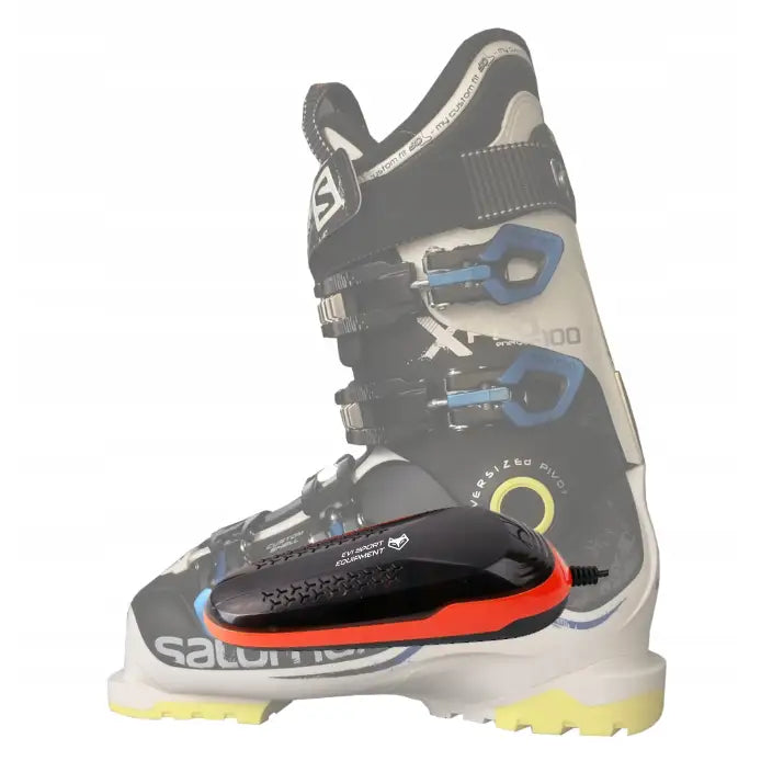 Skotørker med ozonfunksjon, sidevisning foran alpinstøvel med spenner og gule såler.