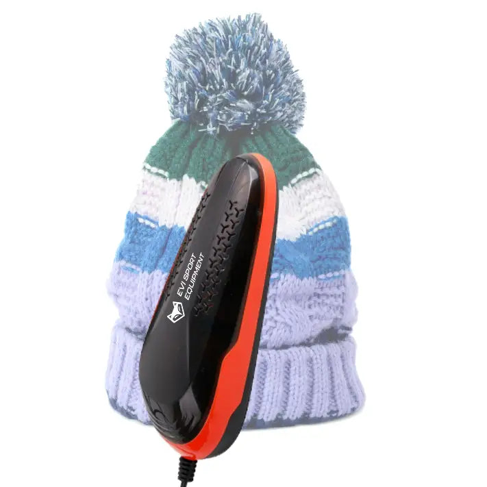 Skotørker med ozon, sort og rød modell sett forfra, foran en flerfarget strikkelue med dusk.