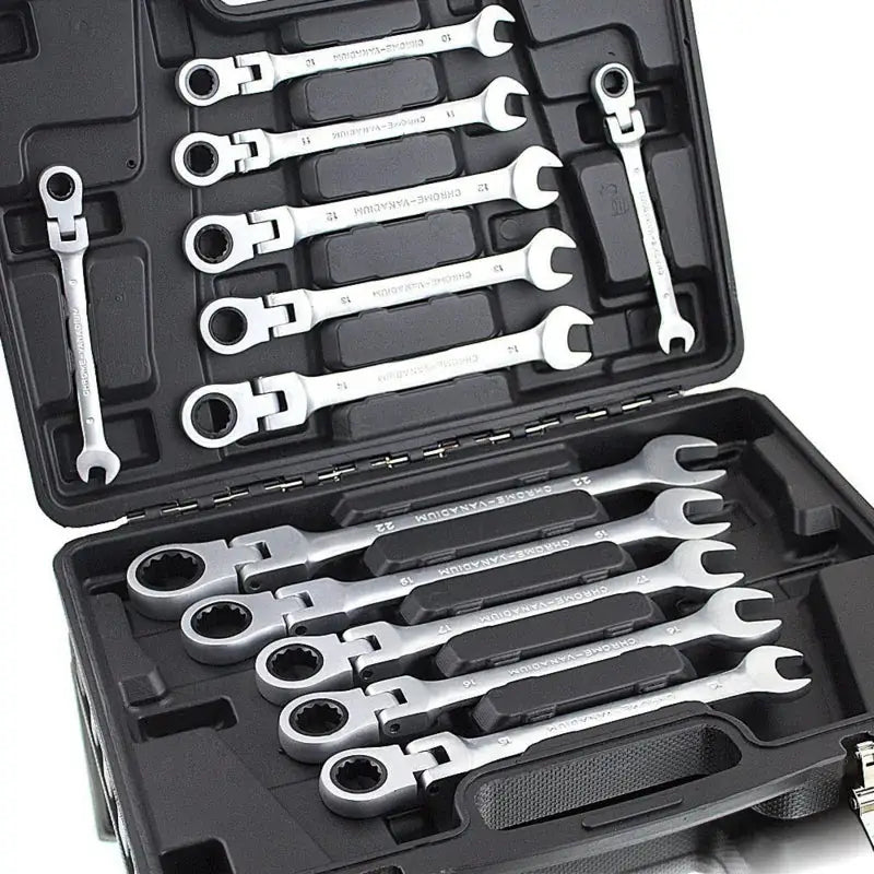 Skrallenøkkelsett med 12 sølvfargede nøkler i svart koffert, sett ovenfra med tydelig oversikt over størrelsene.