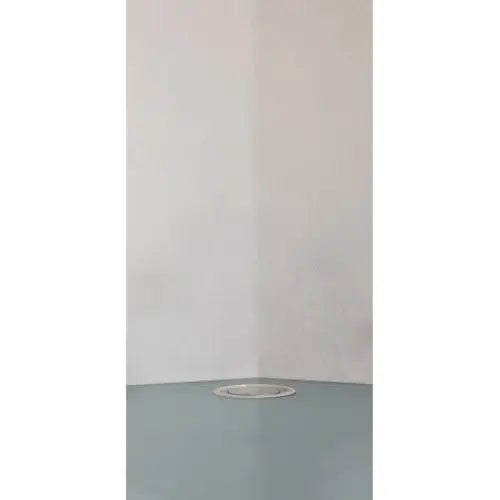 Skrivebordskolonne Tower Power, nærbilde av hvitt plastlokk sett ovenfra mot grå flate.