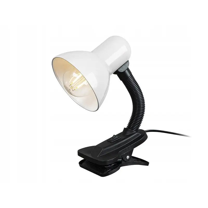 Skrivebordslampe med hvit kuppel, sort fleksibel hals og solid klypefot, sett fra siden med synlig lyspære.