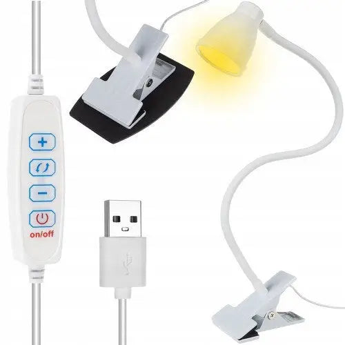 Skrivebordslampe med klemme i hvitt, sett fra siden, med fleksibel arm og synlig knapp for lysstyrke.