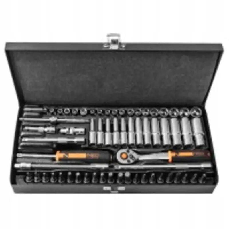 Skrutrekker og pipenøkkelsett i åpent metallskrin, sett ovenfra med oransje og svarte håndtak synlige.