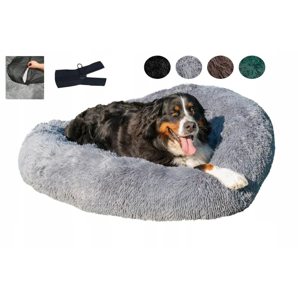 Skyeseng Shaggy 120, stor lysegrå plysjseng med glidelås og utskiftbart trekk, brukt av en stor hund, fargevalg synlig.