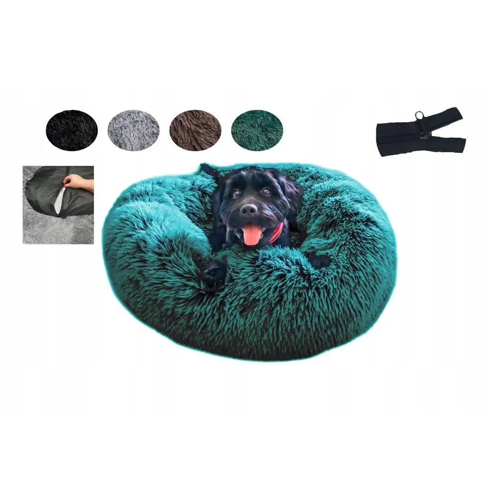 Skyesengen Shaggy 80 i grønn plysj, svart hund hviler i sengen, synlig glidelås og uttakbart trekk.