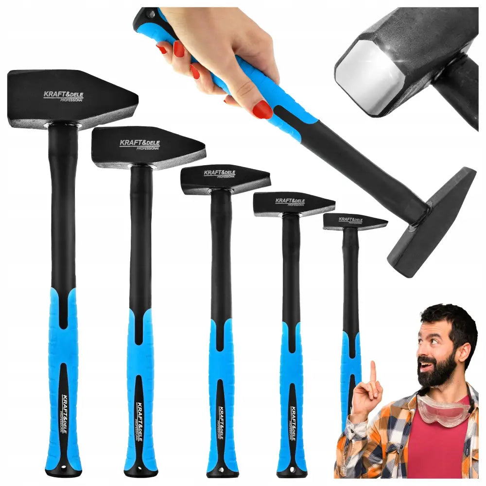 Slaghammer sett med fem ulike hammere, sorte hoder og ergonomiske svarte og blå håndtak, én holdes i hånden.