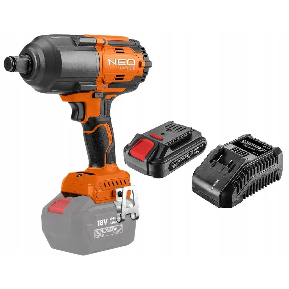 Slagtrekker Energy+ 18V, oransje og svart, sett fra siden med batteri og lader ved siden av.