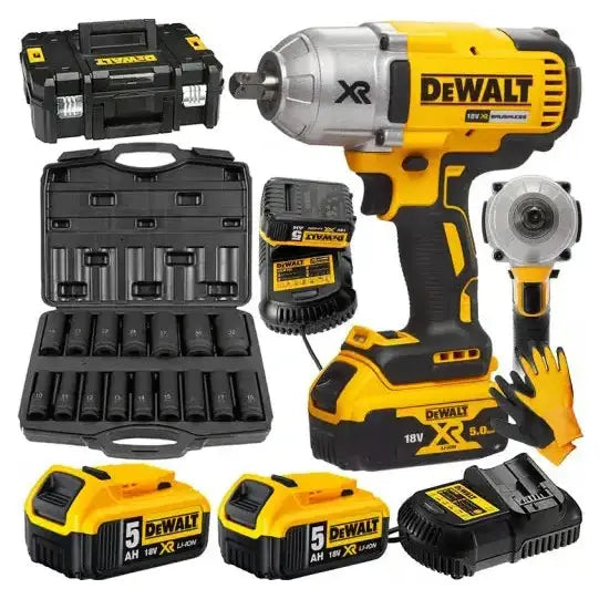 Slagtrekker Dewalt DCF899P2 med slagpipesett, batterier, lader, hansker og arbeidslampe i koffert.