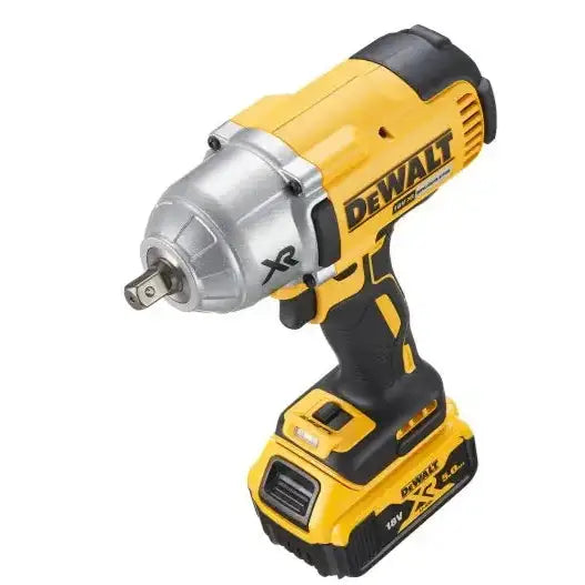 Slagtrekker Dewalt DCF899P2, skråvisning som fremhever både sideprofil og front på det robuste verktøyet.
