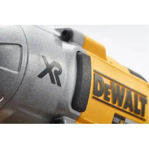 Slagtrekker Dewalt DCF899P2, nærbilde som fremhever XR-logoen og DeWalt-merket på metall- og plasthuset.