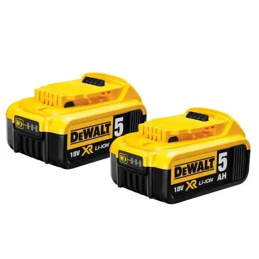 To Dewalt batteripakker i gult og svart, skråvisning med synlige spesifikasjoner og kapasitet på etiketten.