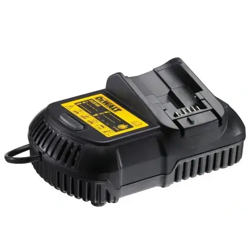 Dewalt batterilader med gule detaljer, sett skrått fra siden, viser ventilasjonsribber og tydelig merkeetikett.