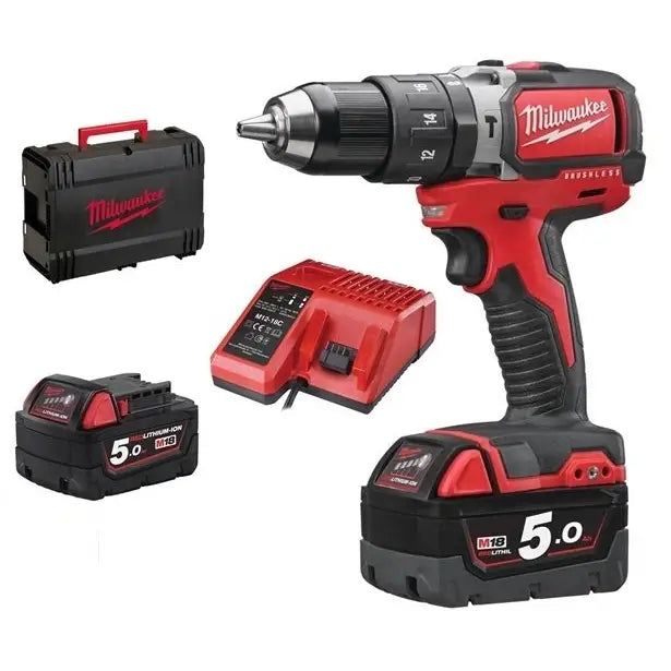 Slagtrekker Milwaukee i sort og rød, sidevisning med batteri, lader og koffert med tydelig rød logo.