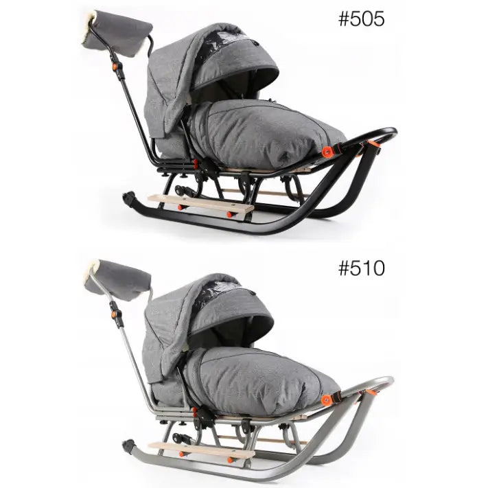 Slede for barn Teogigi med kalesje, polstret fotpose og ulike farger på meiene, sidevisning.