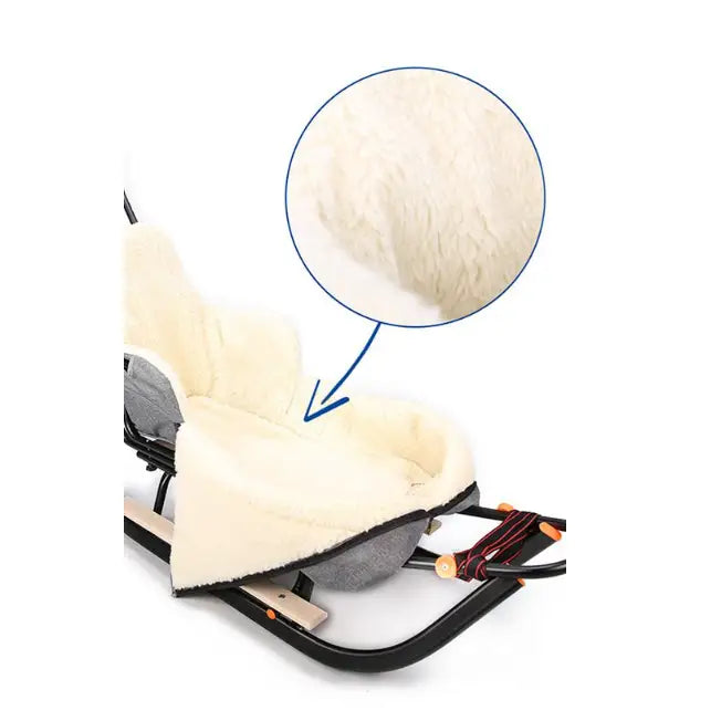 Slede for barn Teogigi, nærbilde av kremfarget ulltrekk med fokus på den myke, fluffy teksturen.