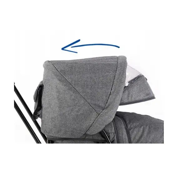 Slede for barn Teogigi, grå justerbar kalesje med blå pil og sidevindu i plast, sett fra siden.