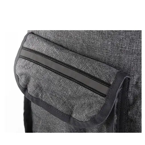 Slede for barn Teogigi håndmuffe i grå ull, nærbilde av lomme med svarte kanter og reflekterende stripe.