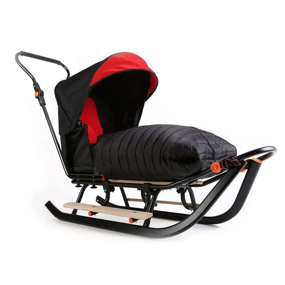 Barneslede med ryggstøtte, sort og rød design, isolert vognpose og lyse treseter, sidevisning.