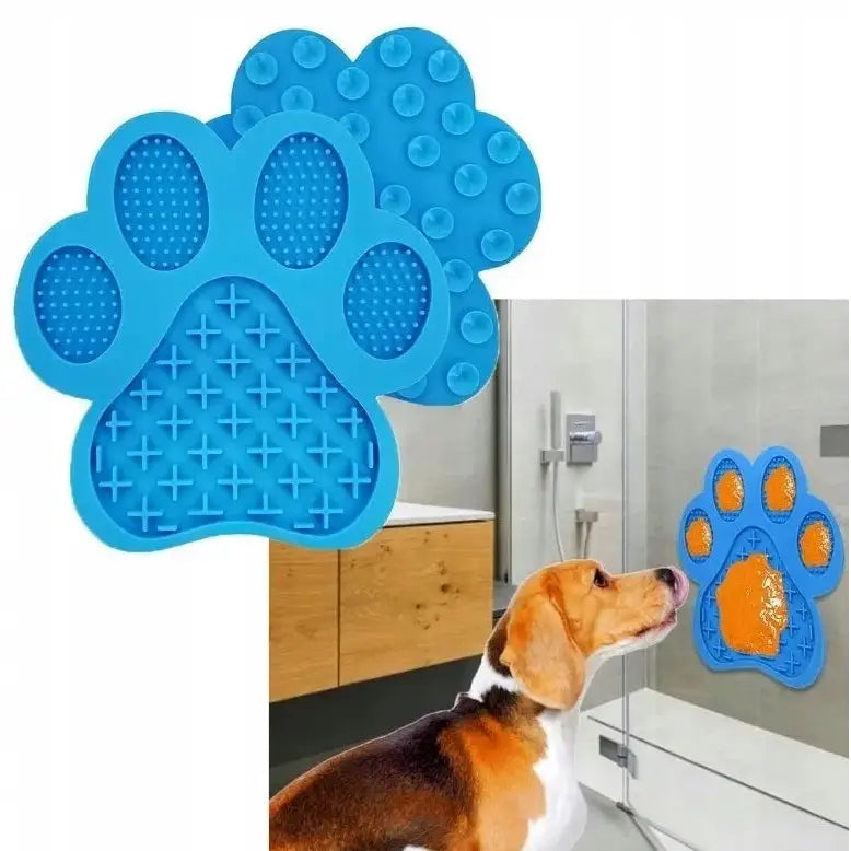 Slikkematte Antistress for Hund, blå poteformet silikonmatte med teksturer i bruk av hund på dusjvegg.