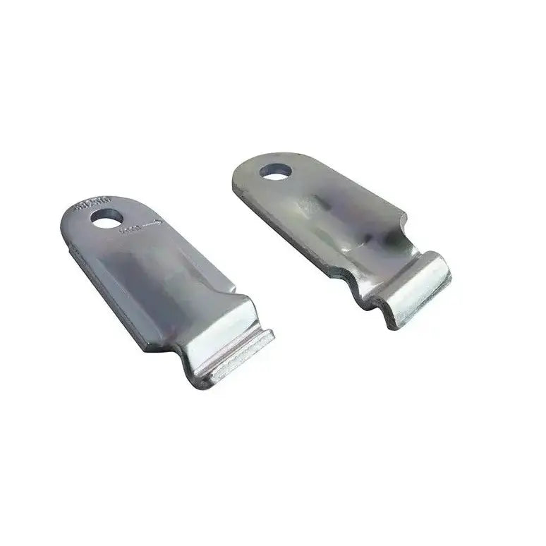 Slip-on støtdemperholder AL-KO, to sølvfargede beslag med hull og oppbøyd kant, skråvisning.