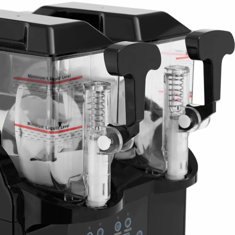 Dobbel slushmaskin med to gjennomsiktige beholdere, sorte lokk og synlige målelinjer for væskenivå.