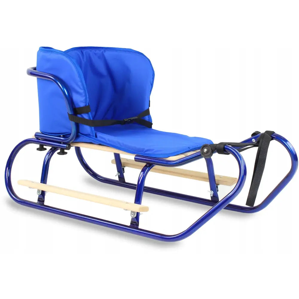 Blå barneslede med polstret rygg, sikkerhetsbelte, tresete og fotbrett, sidevisning mot hvit bakgrunn.