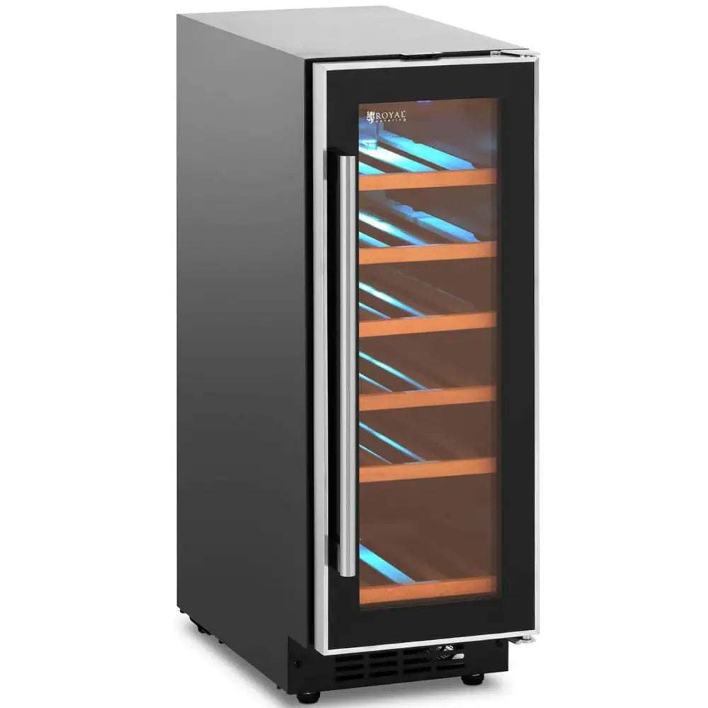 Smal vinkjøler i svart metall med glassdør, seks trehyller og blå LED-lys, skrå frontvisning.