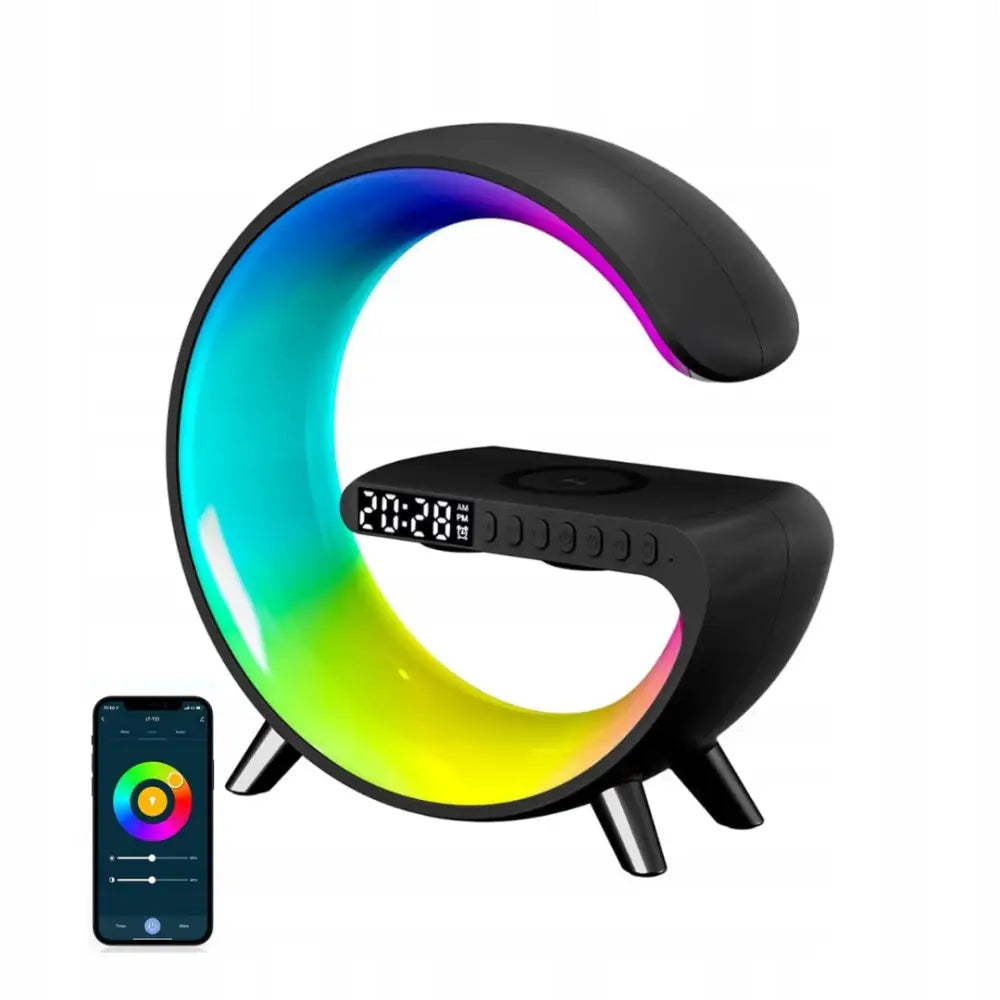 Smart LED-nattlampe med regnbuefarget lys, digital klokke og trådløs lader, vist sammen med mobilapp.