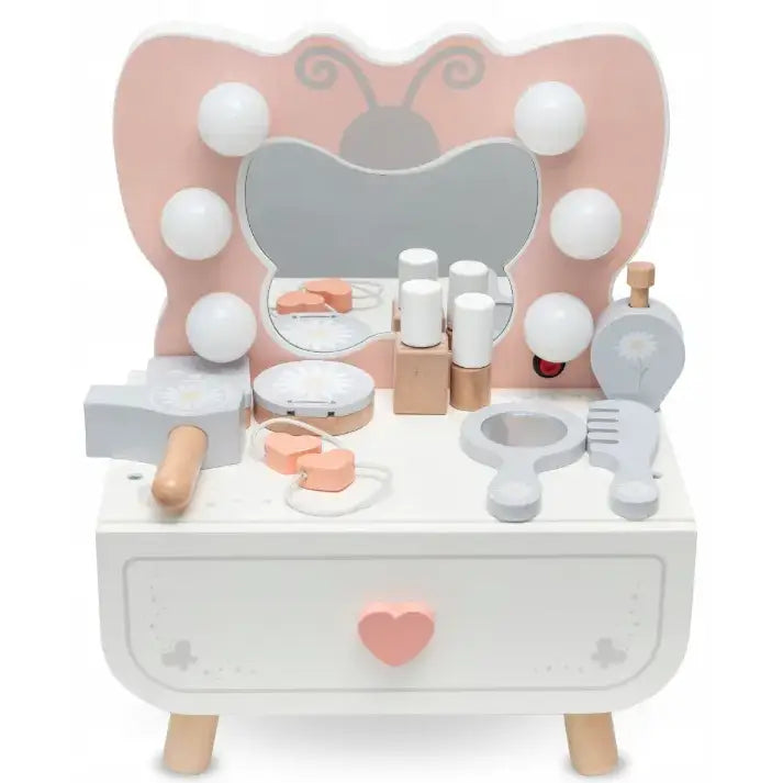 Sminkebord for barn i tre, frontvisning med sommerfuglformet speil, rosa og hvite detaljer samt sminketilbehør.