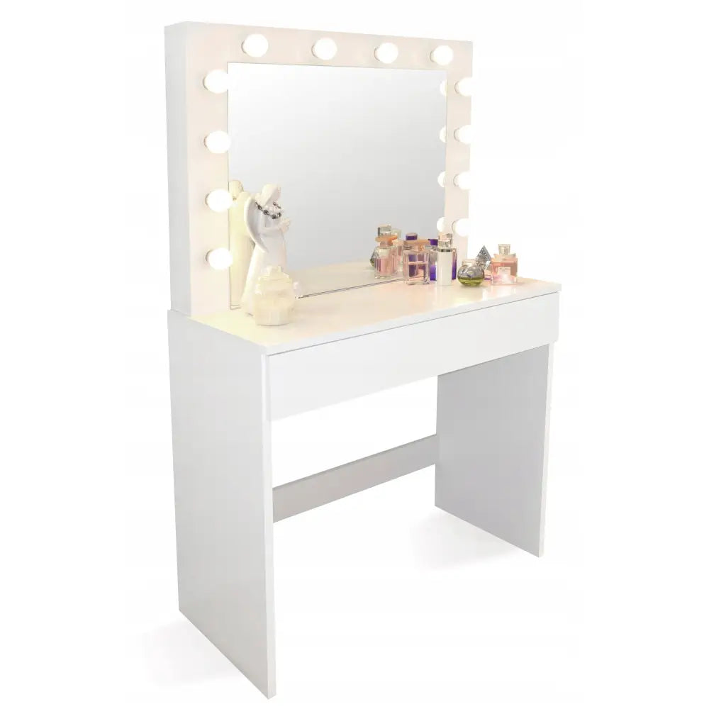 Sminkebord Broadway med speil og LED, sidevisning med lyspærer, parfymeflasker og dekor på bordplaten.