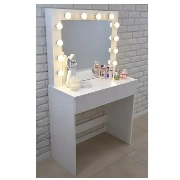 Sminkebord Broadway med speil og LED, hvit utførelse sett skrått med parfymeflasker og dekor på bordplaten.