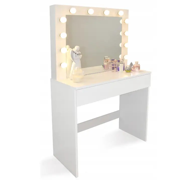 Sminkebord Broadway i hvitt, skråvisning med LED-speil, parfymeflasker og dekor på bordplaten.