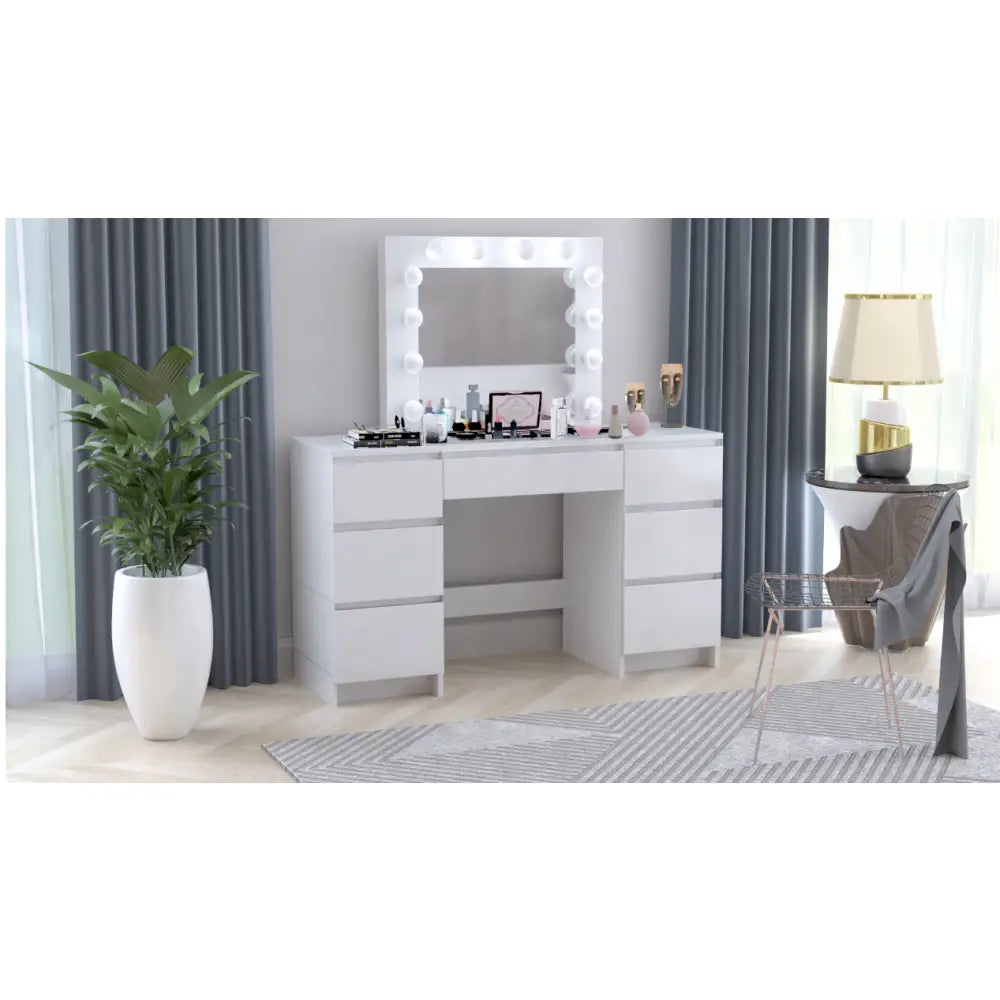 Sminkebord i hvitt med LED-speil og store lyspærer, flere skuffer og makeup-produkter på bordplaten.