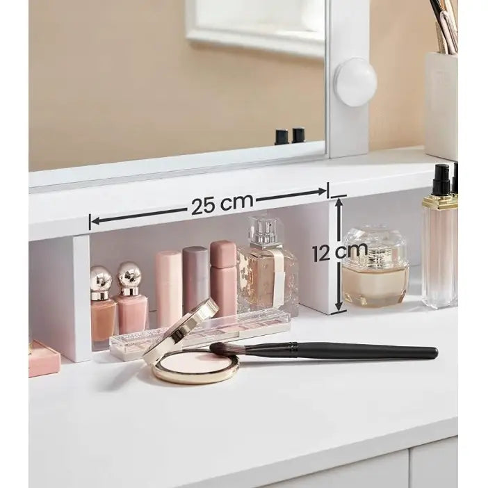 Sminkebord hvit, nærbilde av sminkehylle med sminkeprodukter og børste foran speil, 25x12 cm.
