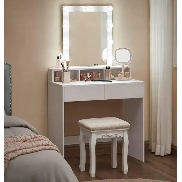 Sminkebord i hvitt med LED-speil, polstret krakk og sminkeprodukter arrangert i lyst soverom.