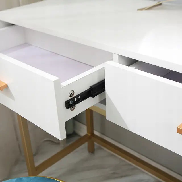 Sminkebord i loft-stil, nærbilde av hvit treskuff med gullhåndtak og ben, skuff delvis trukket ut.